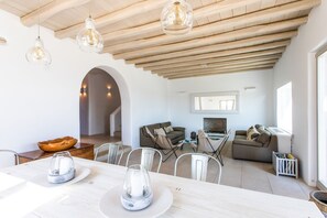 Villa, 5 slaapkamers, privézwembad | Woonruimte | Flatscreentelevisie
