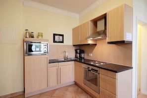 Kühlschrank, Mikrowelle, Ofen, Wasserkocher mit Kaffee-/Teezubehör