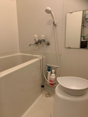 Apartemen | Kamar mandi | Bathtub dan shower terpisah, perlengkapan mandi gratis,  dan sandal