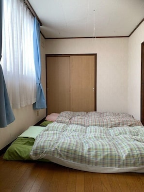 1 habitación, tabla de planchar con plancha, wifi gratis y ropa de cama