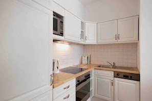 Kühlschrank, Mikrowelle, Ofen, Geschirrspüler