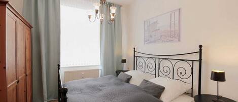 2 bedrooms, travel crib, WiFi