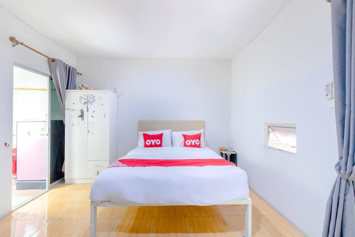 Standard Double Room | Free WiFi, bed sheets
