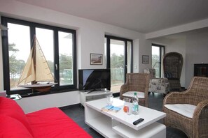 Een televisie en een open haard