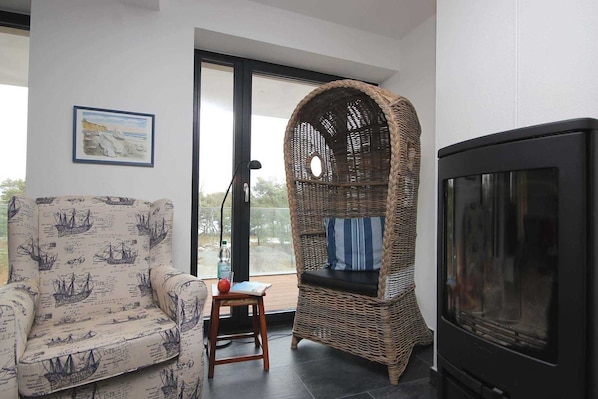 Een televisie en een open haard