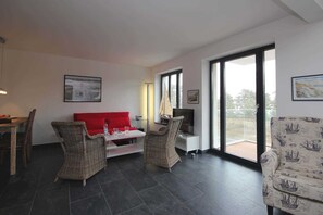 Een televisie en een open haard