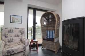 Een televisie en een open haard