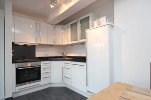 Een koelkast, een oven, een vaatwasser, een koffiezetapparaat/waterkoker