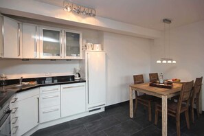 Een koelkast, een oven, een vaatwasser, een koffiezetapparaat/waterkoker