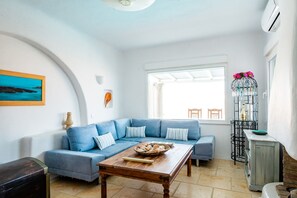 Villa, 6 Bedrooms | Living room