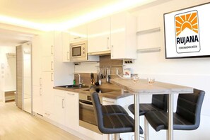 Kjøleskap, mikrobølgeovn, ovn og oppvaskmaskin