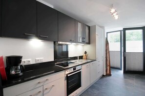 Fridge, oven, dishwasher, coffee/tea maker