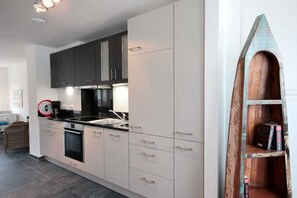 Fridge, oven, dishwasher, coffee/tea maker