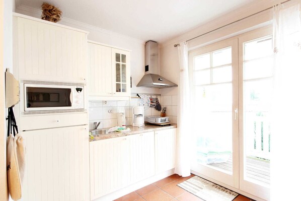 Fridge, microwave, dishwasher, coffee/tea maker