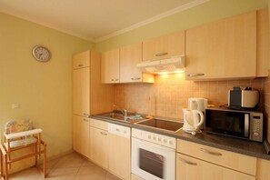 Kühlschrank, Mikrowelle, Ofen, Geschirrspüler