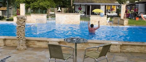 Piscine extérieure (ouverte en saison)