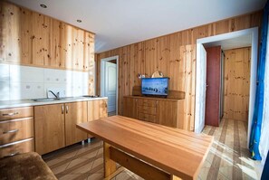 微波炉、炉灶、电热水壶、厨具/餐具