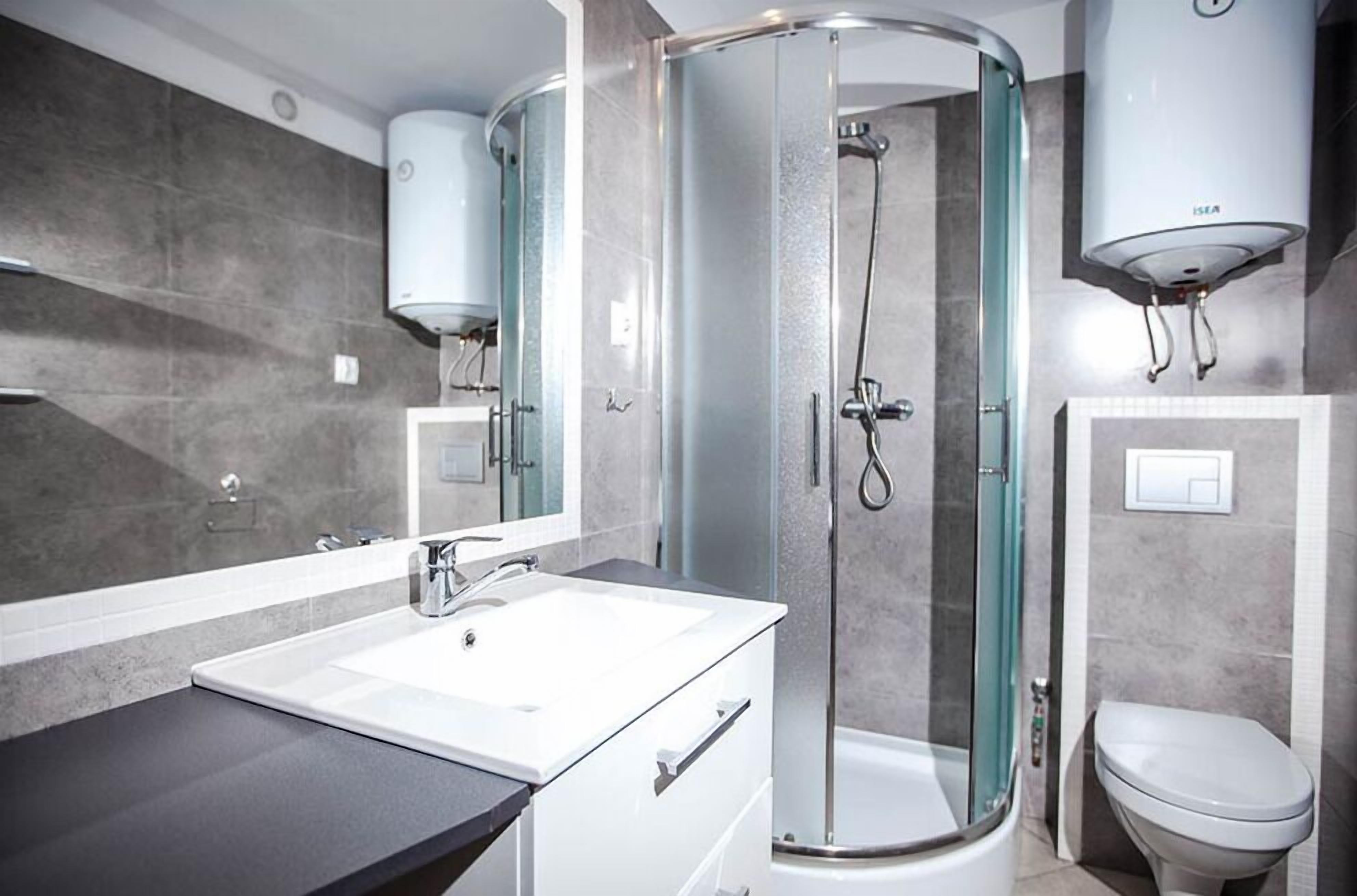 Classic Chalet (4) | Bathroom | Shower, towels, toilet paper