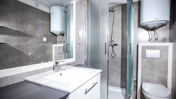 Classic Chalet (4) | Bathroom | Shower, towels, toilet paper