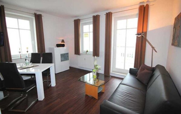 Unclassified image, 1 of 6, button