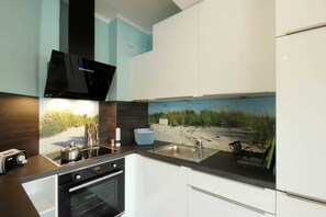 Kühlschrank, Ofen, Wasserkocher mit Kaffee-/Teezubehör, Wasserkocher