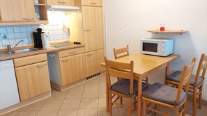 Køleskab, opvaskemaskine, kaffe-/temaskine, elkedel