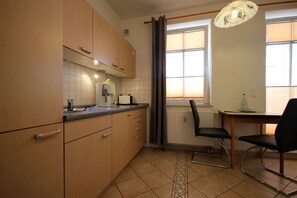 Kühlschrank, Wasserkocher mit Kaffee-/Teezubehör, Wasserkocher, Toaster