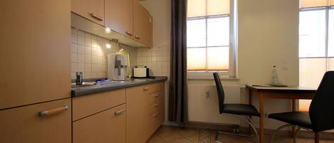 Réfrigérateur, cafetière/bouilloire, bouilloire électrique, grille-pain