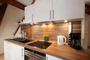 Kühlschrank, Mikrowelle, Ofen, Geschirrspüler