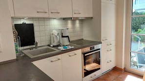 Fridge, oven, dishwasher, coffee/tea maker