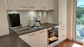 Kjøleskap, ovn, oppvaskmaskin og kaffetrakter/tekoker