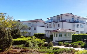 Unclassified image, 4 of 12, button