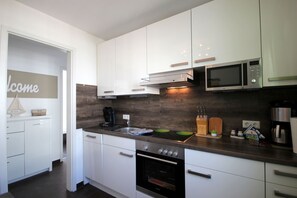 Jääkaappi, mikroaaltouuni, uuni, astianpesukone