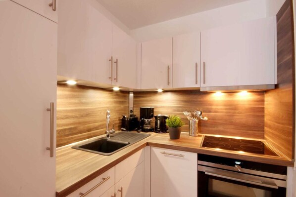 Kühlschrank, Mikrowelle, Ofen, Geschirrspüler