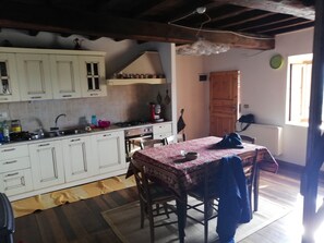 Mikrowelle, Geschirrspüler, Wasserkocher mit Kaffee-/Teezubehör