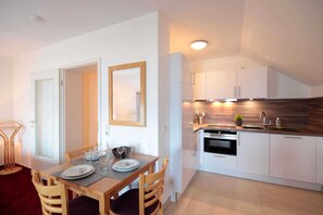 Kühlschrank, Mikrowelle, Ofen, Geschirrspüler