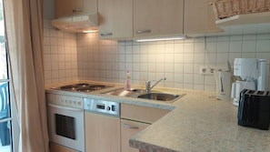 Køleskab, ovn, opvaskemaskine, kaffe-/temaskine