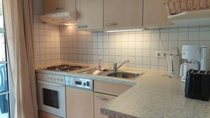 Kühlschrank, Ofen, Geschirrspüler, Wasserkocher mit Kaffee-/Teezubehör