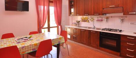 Fridge, oven, cookware/dishes/utensils