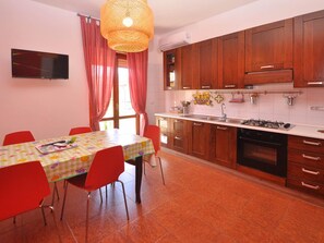 Fridge, oven - Casa Venere - Three Bedroom Apartment, Sleeps 7 (Capaccio Scalo)