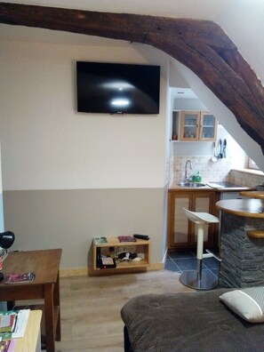 1 slaapkamer, een bureau, geluiddichte muren, wifi