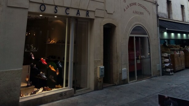 A building with a storefront labeled "OSCAR" and a sign above reading "LA BONNE CHOUCROUTE A.FAUCHON". - Apartment La Musette Historic Center of Dijon (Dijon)