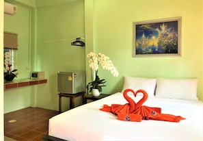 1 bedroom, WiFi - central festival chiang mai 18 kilometers. (สันทราย)