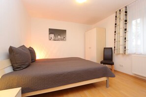 2 bedrooms, travel crib, WiFi