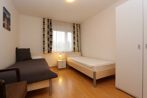 2 bedrooms, travel cot, WiFi