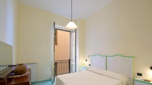 Ein Schlafzimmer mit Bett, Nachttisch und Kommode.