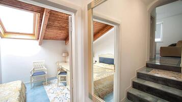 2 bedrooms, desk, internet