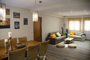 Apartment, 2 Schlafzimmer (NAIROBI) | Wohnbereich | 40-Zoll-Flachbildfernseher mit Digitalempfang, Fernseher, Kamin