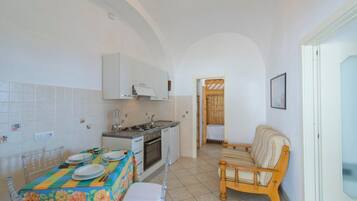 Jääkaappi, uuni, ruokailupöytä