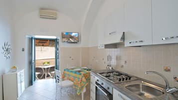 Jääkaappi, uuni, ruokailupöytä